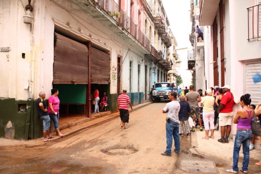 Fronty jsou typickou součástí kubánského socialistického života, Havana, Kuba