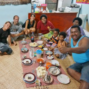 Večeře přes couchsurfing v rodinném kruhu na Fidži