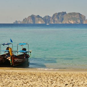 Průzračné moře kolem thajských ostrůvků ukrývá mnoho barevných rybiček a korálů