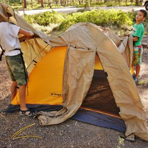 Postavit stan může zpočátku vypadat jako oříšek, ale kluci to snadno zvládli