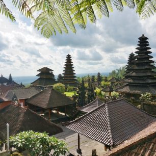 Nad chrámem Besakih se tyčí nejvyšší balijská sopka Mt. Agung