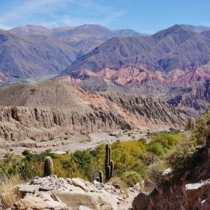 Pohled na začátek barevného údolí Quebrada de Huamahuaca, Argentina
