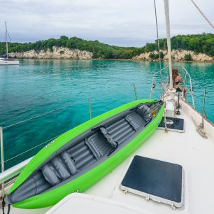 Na jachtě se dají ostrovy poznat skvěle, Karibik