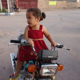 Místní děti, Hormuz, Írán