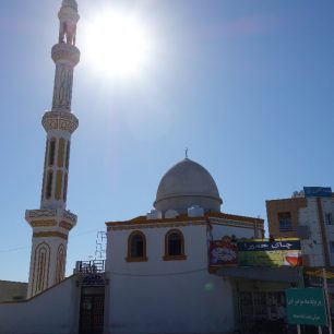 Mešita s minaretem z něhož muezin svolává k modlitbám, Írán