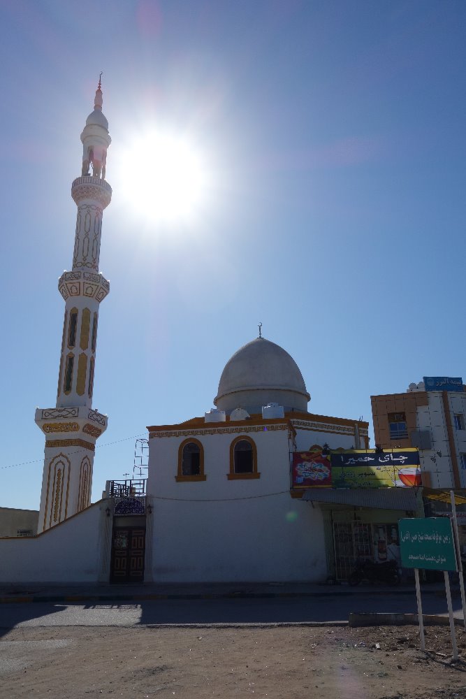 Mešita s minaretem z něhož muezin svolává k modlitbám, Írán