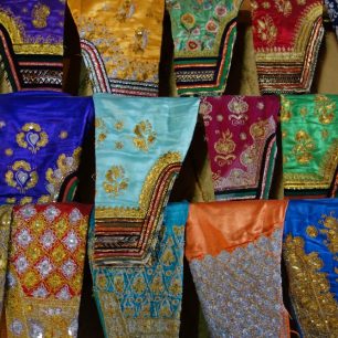 Pestrobarevné šátky a oděvy místních žen, Írán