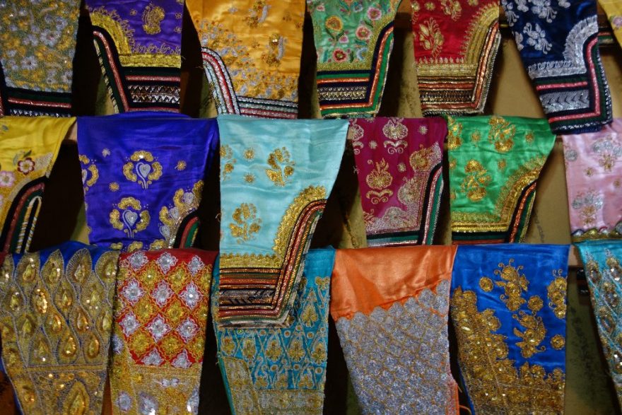 Pestrobarevné šátky a oděvy místních žen, Írán