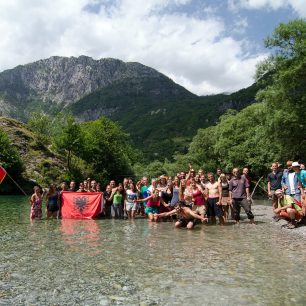 Festivalová fotka v řece, Albánie