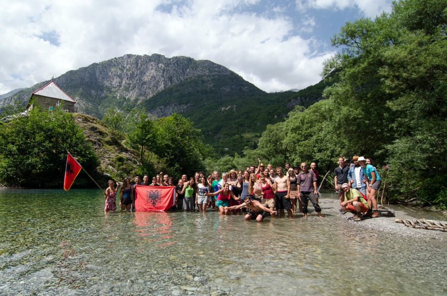 Festivalová fotka v řece, Albánie