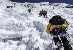 SOUTĚŽ: Vyhrajte knihy Pád nebes nebo Západní stěna od Reinholda Messnera