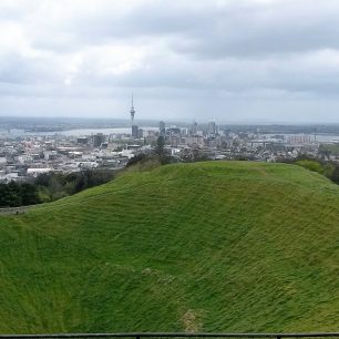 Existuje tu ale spousta míst, kde můžete strávit hodiny a užívat si nádherný výhled zcela zadarmo. Například Mt Eden v Aucklandu. Nový Zéland