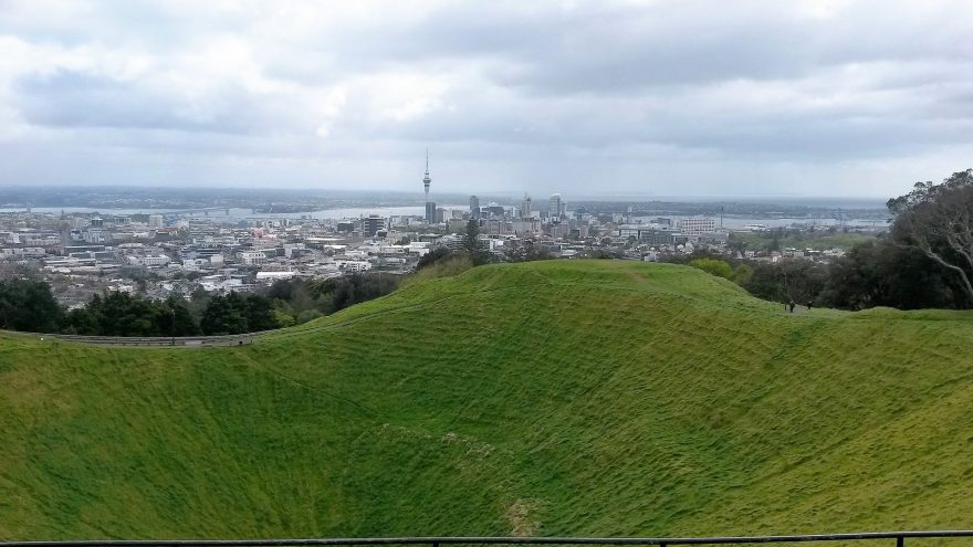 Existuje tu ale spousta míst, kde můžete strávit hodiny a užívat si nádherný výhled zcela zadarmo. Například Mt Eden v Aucklandu. Nový Zéland