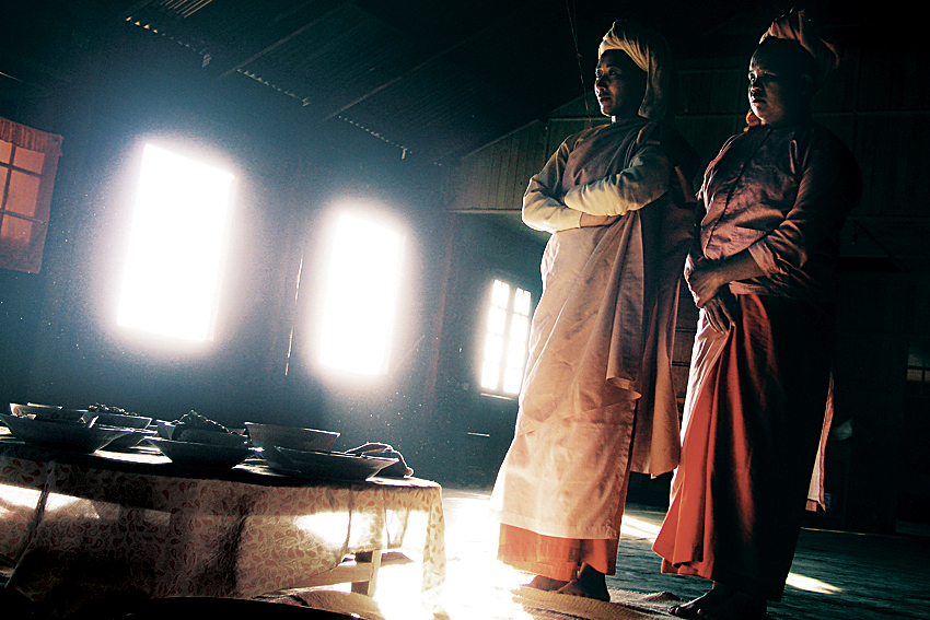 Obyvatelé Barmy v tradičním oděvu, Barma