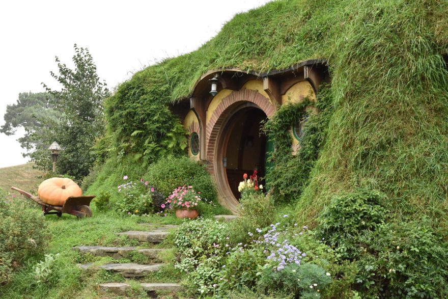 Na většinu atrakcí se můžete podívat se slevou díky slevovým portálům, třeba na výlet do Hobitína. Nový Zéland