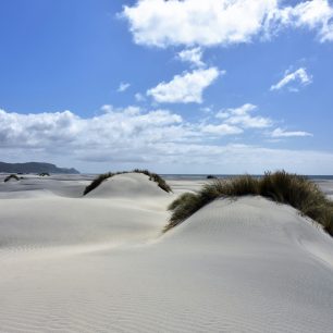 Na písečných dunách můžete vyzkoušet sandboarding. Nový Zéland