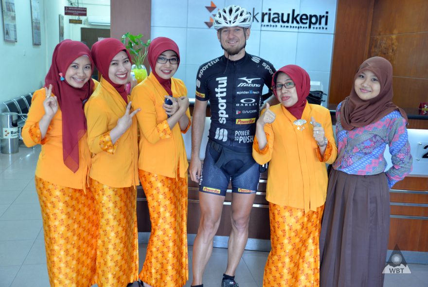 S místními dívkami, Sumatra, Indonésie