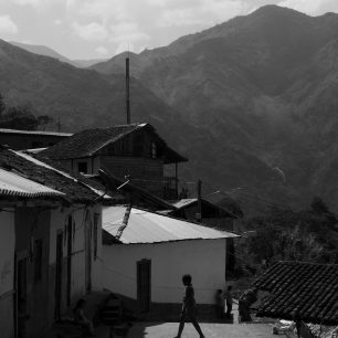 Vesnice má stále pověst výbušného místa, v němž si farmu pronajme jen blázen nebo vyložený dobrodruh. Kolumbie