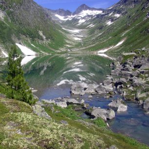 Jezero poblíž Kalser Tauernhouse, Tyrolsko, Rakousko