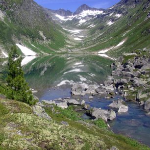 Jezero poblíž Kalser Tauernhouse, Tyrolsko, Rakousko