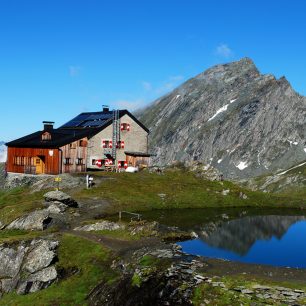 Sudetendeutsche Hütte leží na hřebeni, Tyrolsko, Rakousko