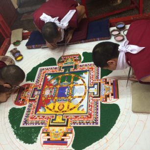 Mniší tvoří mandalu z písku