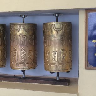 Modlitební mlýnky v chrámu Tsuglag Khang