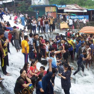 Sezení ve výpusti přehrady - oblíbená místní zábava? Indie