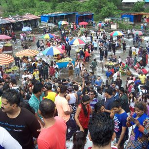 Místy nebylo k hnutí, Indie