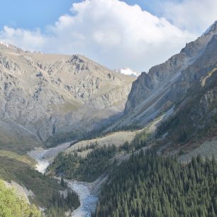 Není nic hezčího, než se toula po horách s batohem na zádech a nepotkat celý den ani živáčka, Kyrgyzstán