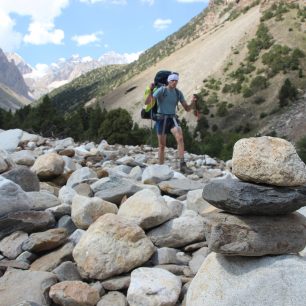 Není nic hezčího, než se toula po horách s batohem na zádech a nepotkat celý den ani živáčka, Kyrgyzstán