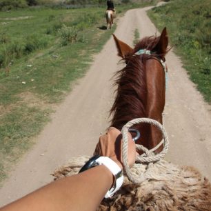 Když to nejde pěšky, můžete jet na koni, Není nic hezčího, než se toula po horách s batohem na zádech a nepotkat celý den ani živáčka, Kyrgyzstán