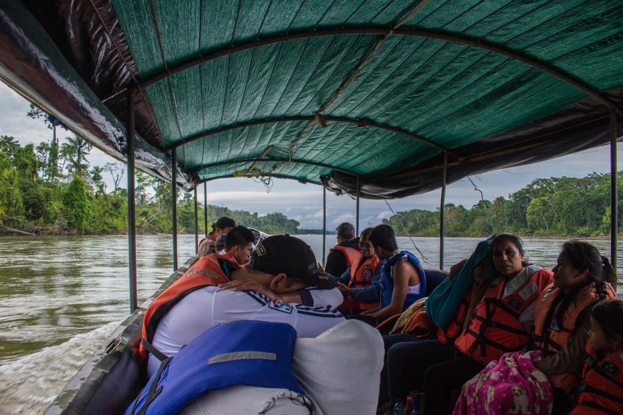 Osmá hodina jízdy na lodi směr Nuevo Rocafuerte, Río Napo, Ekvádor