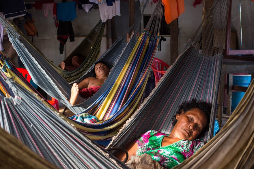 Říční cestování po Amazonii je ideální pro dohání spánkového deficitu, Río Napo,  Peru