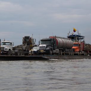 Río Napo je skutečná dopravní tepna. Kromě osobní dopravy slouží i k přepravě techniky potřebné pro těžbu ropy, jejich ložisek je ve východním Ekvádoru požehnaně, El Oriente, Ekvádor