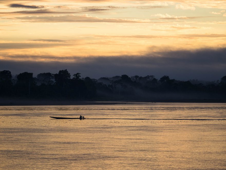 Río Napo při východu slunce, Peru