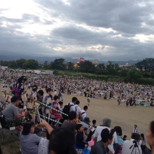 Očekáváné Hanabi ve Fukušimě, na ohňostroj je lepší přijít brzy, aby na vás zbylo místo. Japonsko
