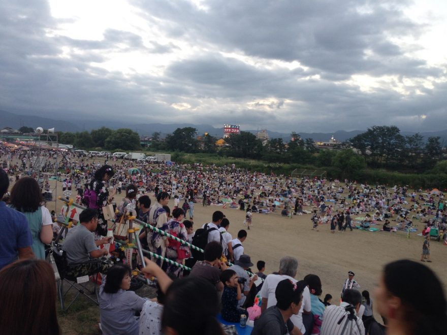 Očekáváné Hanabi ve Fukušimě, na ohňostroj je lepší přijít brzy, aby na vás zbylo místo. Japonsko