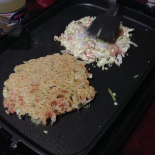 Okonomiyaki pochází z Osaky, ale její verze najdete i v dalších městech. Japonsko