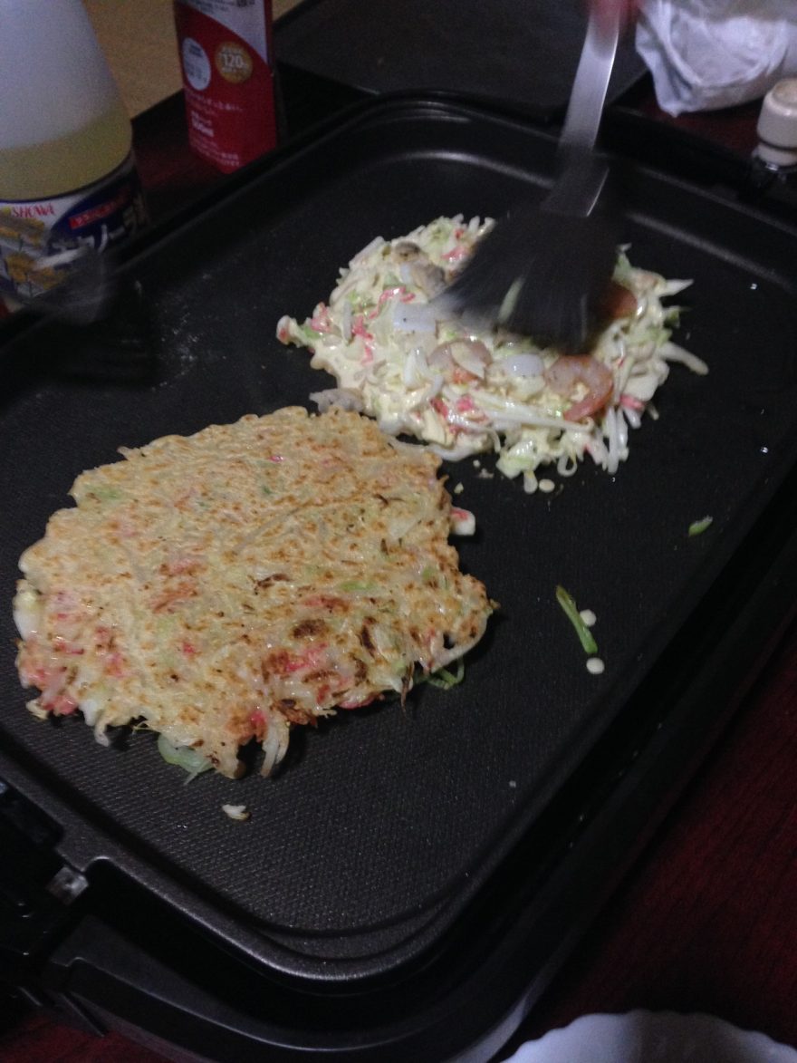 Okonomiyaki pochází z Osaky, ale její verze najdete i v dalších městech. Japonsko