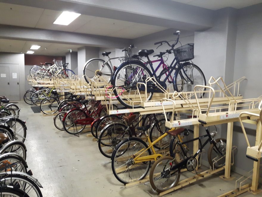 Parkování v patrech nad seboum Japonsji