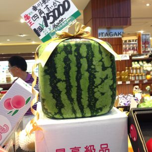 Hranaté melouny údajně pocházejí z prefektury Kagawa a stojí zhruba 3000 Kč. Japonsko