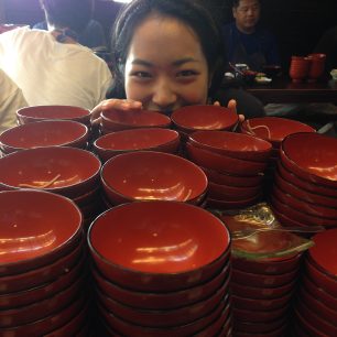 Wanko Soba - slečna opravdu těch sto misek zvládla. Japonsko