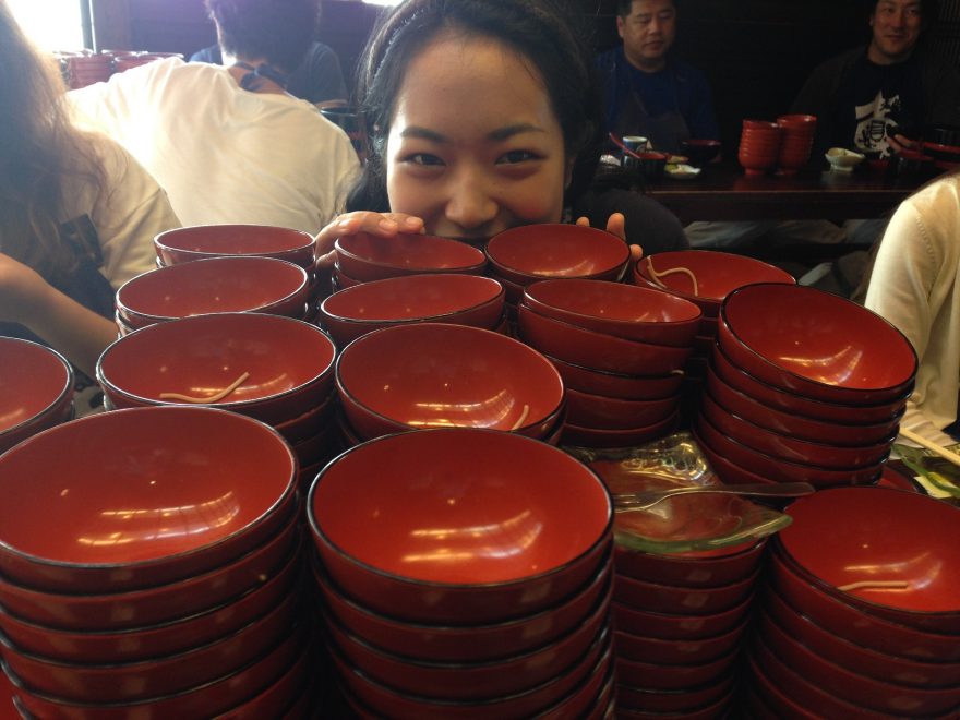 Wanko Soba - slečna opravdu těch sto misek zvládla. Japonsko