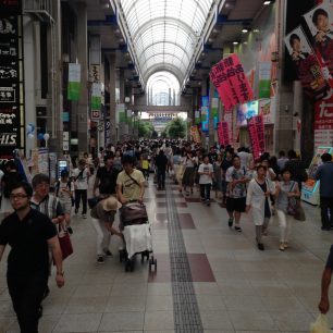 Hlavní nákupní ulice v Sendaii. Japonsko