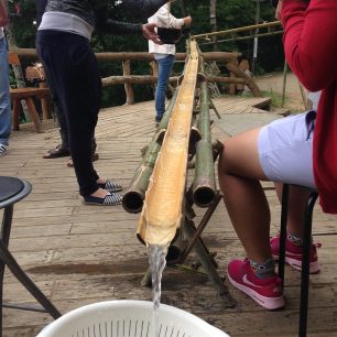 Kdekoliv jste v Japonsku, doporučuji zkusit Nagashi Soumen. Nudle tekoucí po vodě! Japonsko