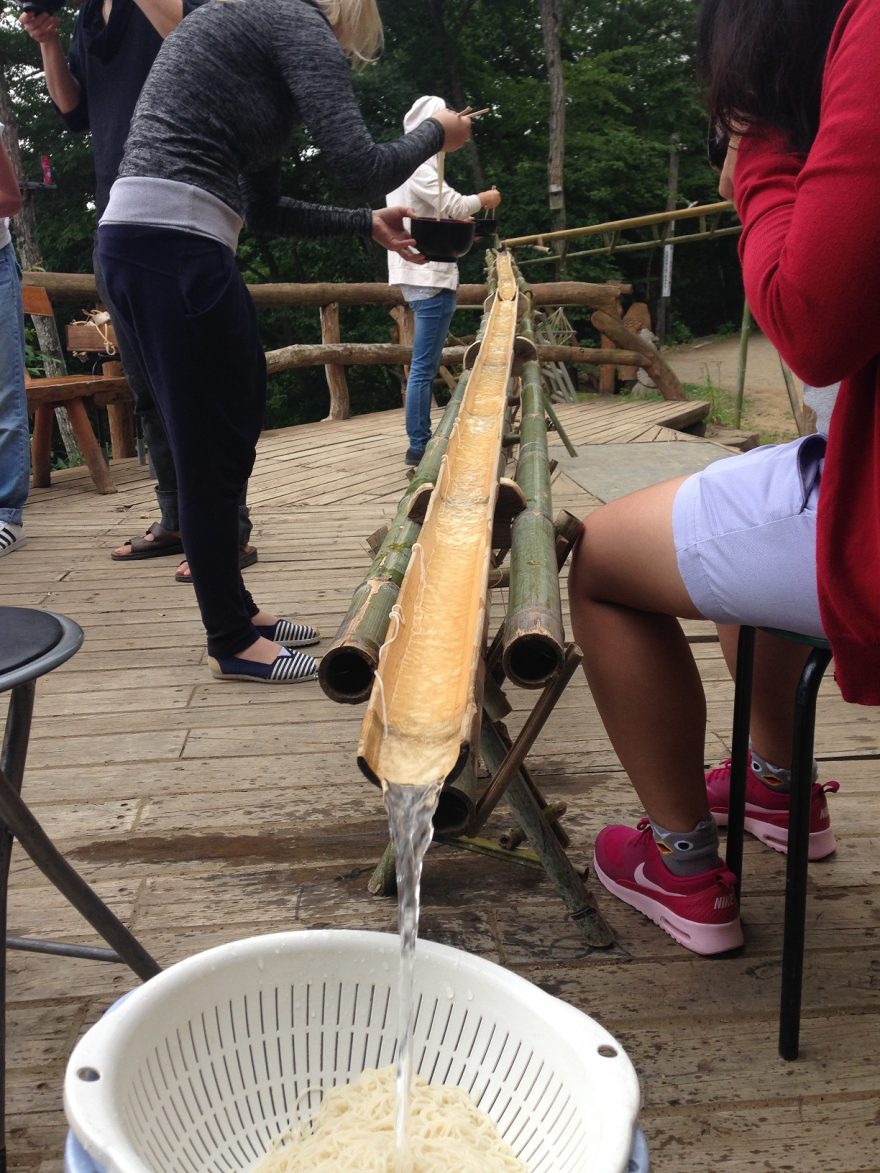 Kdekoliv jste v Japonsku, doporučuji zkusit Nagashi Soumen. Nudle tekoucí po vodě! Japonsko