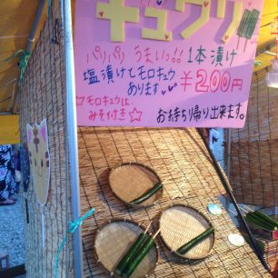 Okurku na špejli určitě na hanabi najdete. Japonsko