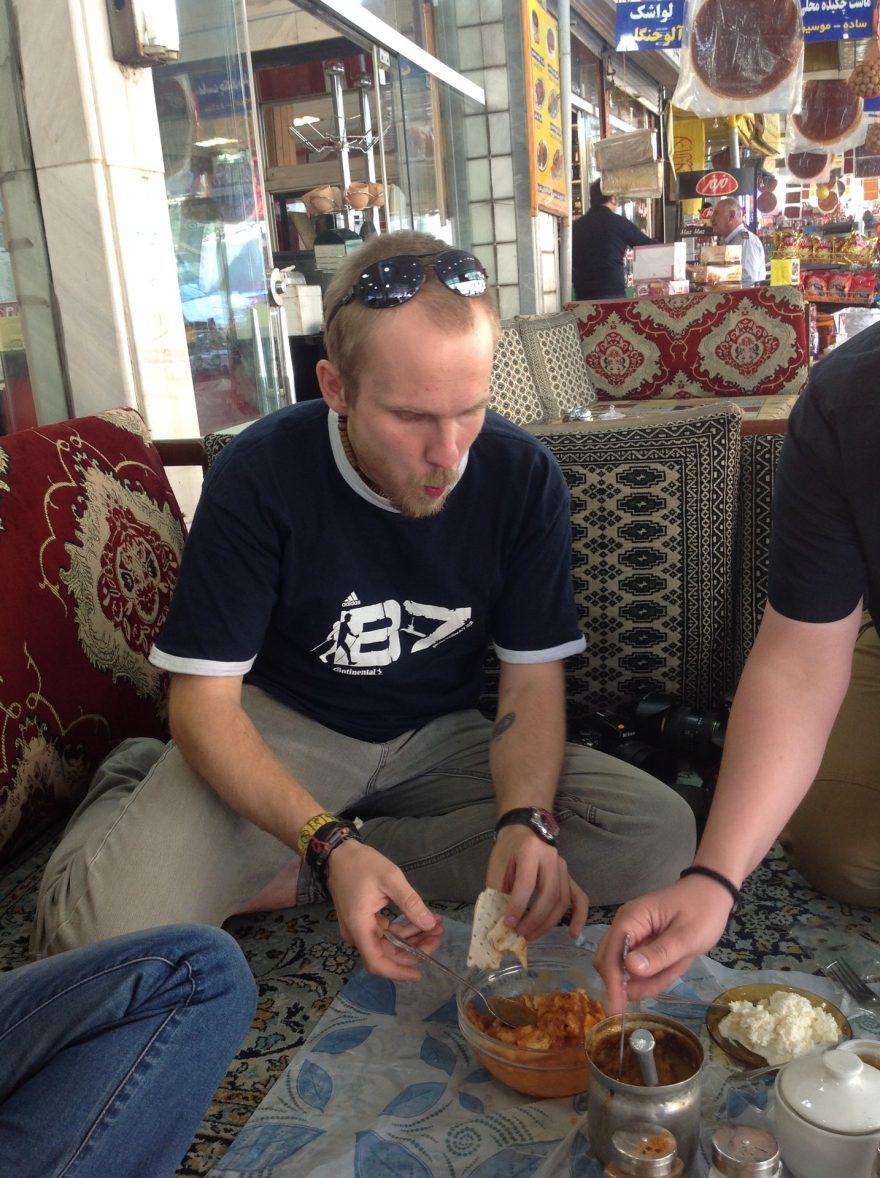 Místní obyvatelé vás často pozvou na čaj nebo jídlo, Írán