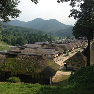 Stará vesnice Ouchijuku s tradičními domy. Japonsko